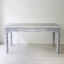 このコーディネートシーンで使われているアイテム画像(White Gray Table (W1500))
